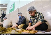 تهیه و آماده سازی  غذا توسط نوجوانان جهادی برای موکب های کمپین جهانی" زینب خواهر عشق" در سالروز رحلت حضرت زینب سلام الله علیها 