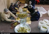 تهیه و آماده سازی  غذا توسط نوجوانان جهادی برای موکب های کمپین جهانی" زینب خواهر عشق" در سالروز رحلت حضرت زینب سلام الله علیها 
