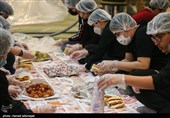 تهیه و آماده سازی  غذا توسط نوجوانان جهادی برای موکب های کمپین جهانی" زینب خواهر عشق" در سالروز رحلت حضرت زینب سلام الله علیها 