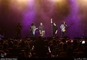 رضابهرام خواننده پاپ در شب پایانی سی و هفتمین جشنواره موسیقی فجر،سالن میلاد نمایشگاه بین‌المللی تهران