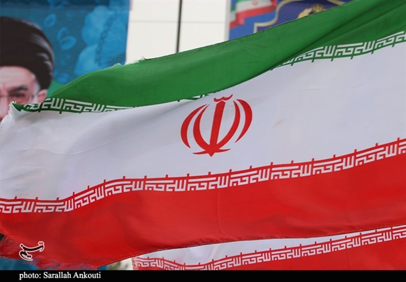 حمل پرچم مقدس ایران توسط ورزشکاران از فرودگاه تا گلزار شهدا