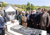 حضور وزیر ورزش بر سر مزار سیامند رحمان