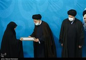تقدیر از جهادگران و خانواده معظم شهدا در اجتماع مردمی هسته‌های جهاد و پیشرفت