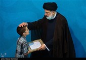 تقدیر از جهادگران و خانواده معظم شهدا در اجتماع مردمی هسته‌های جهاد و پیشرفت