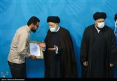 تقدیر از جهادگران و خانواده معظم شهدا در اجتماع مردمی هسته‌های جهاد و پیشرفت