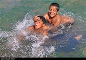 آب تنی در چشمه علی 