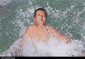 آب تنی در چشمه علی 