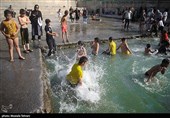 آب تنی در چشمه علی 