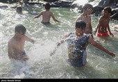آب تنی در چشمه علی 