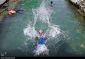 آب تنی در چشمه علی 