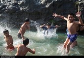 آب تنی در چشمه علی 