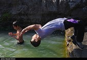 آب تنی در چشمه علی 