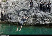 آب تنی در چشمه علی 