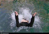 آب تنی در چشمه علی 