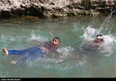 آب تنی در چشمه علی 