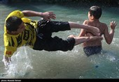 آب تنی در چشمه علی 