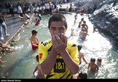 آب تنی در چشمه علی 