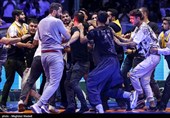 ورود تماشاچیان به داخل تشک مسابقات