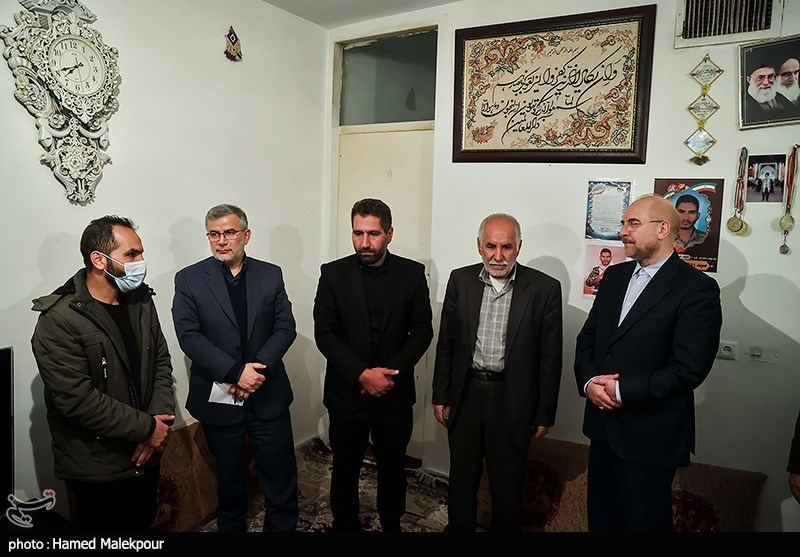 حضور رئیس مجلس در منزل شهید مدافع امنیت روح‌الله عجمیان