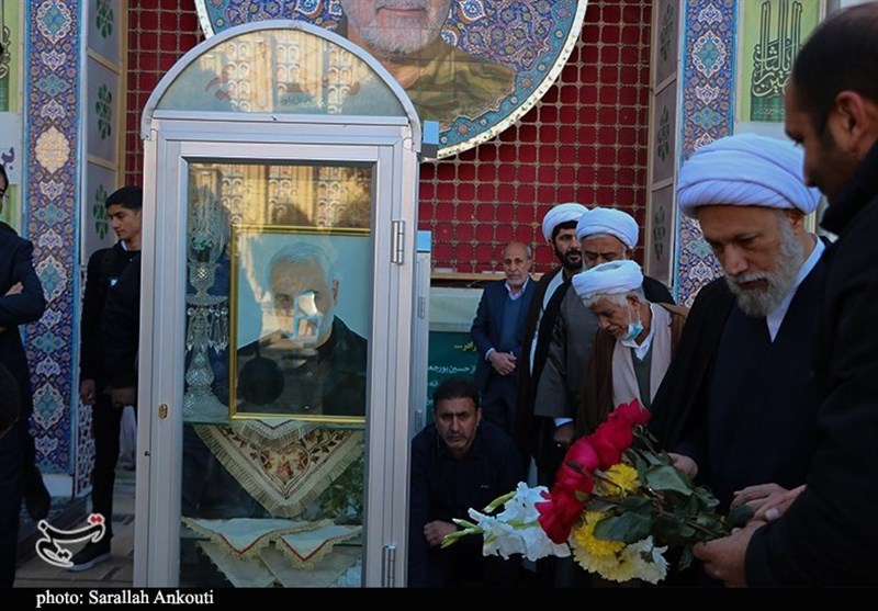 آیت الله دژکام نماینده ولی فقیه در استان فارس و امام جمعه شیراز در گلزار شهدای کرمان