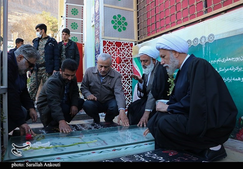 آیت الله دژکام نماینده ولی فقیه در استان فارس و امام جمعه شیراز در گلزار شهدای کرمان