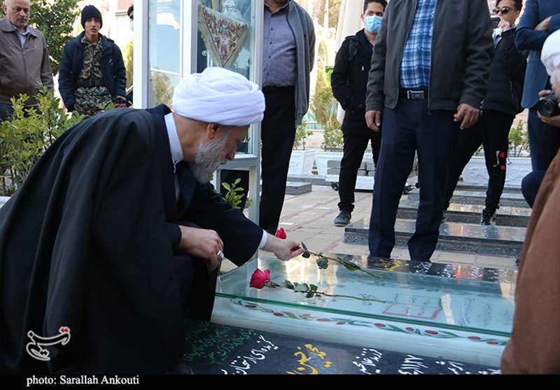 آیت الله دژکام نماینده ولی فقیه در استان فارس و امام جمعه شیراز در گلزار شهدای کرمان