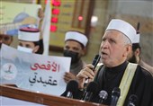 عالم فلسطینی: توهین شارلی ابدو نشانه انحطاط اخلاقی است/ ماکرون مقصر اصلی اهانت‌ها است