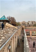 مسجد و حمام علی قلی آقا که در اثر فرونشست زمین که از دلایل جاری نبودن زاینده رود می باشد دچار ترک هایی بر دیواره خود شده اند.