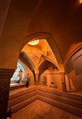 مسجد و حمام علی قلی آقا که در اثر فرونشست زمین که از دلایل جاری نبودن زاینده رود می باشد دچار ترک هایی بر دیواره خود شده اند.