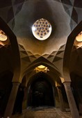 مسجد و حمام علی قلی آقا که در اثر فرونشست زمین که از دلایل جاری نبودن زاینده رود می باشد دچار ترک هایی بر دیواره خود شده اند.