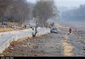 پل خواجو به خاطر معماری و تزئینات کاشی‌کاری آن از دیگر پل‌های زاینده رود مشهورتربوده و امروزه به دلیل جاری نبودن زاینده رود جلوه خود را از دست داده است.