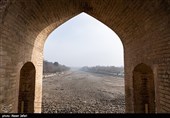 پل خواجو به خاطر معماری و تزئینات کاشی‌کاری آن از دیگر پل‌های زاینده رود مشهورتربوده و امروزه به دلیل جاری نبودن زاینده رود جلوه خود را از دست داده است.