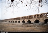 سی و سه پل اصفهان که در زمان صفویان بنا شده است و امروزه با خشکی زاینده رود در معرض فرسایش قرار گرفته است.