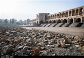 پل خواجو به خاطر معماری و تزئینات کاشی‌کاری آن از دیگر پل‌های زاینده رود مشهورتربوده و امروزه به دلیل جاری نبودن زاینده رود جلوه خود را از دست داده است.