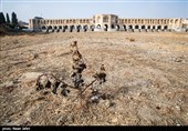 پل خواجو به خاطر معماری و تزئینات کاشی‌کاری آن از دیگر پل‌های زاینده رود مشهورتربوده و امروزه به دلیل جاری نبودن زاینده رود جلوه خود را از دست داده است.