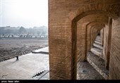 پل خواجو به خاطر معماری و تزئینات کاشی‌کاری آن از دیگر پل‌های زاینده رود مشهورتربوده و امروزه به دلیل جاری نبودن زاینده رود جلوه خود را از دست داده است.