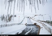 آبشار تونل کوهرنگ در نزدیکی شهرستان چلگرد، از توابع شهرستان کوهرنگ، در استان چهارمحال و بختیاری قرار دارد و یکی از سرچشمه‌های رودهای کارون و زاینده رود به‌شمار می‌رود.