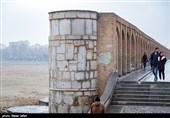 پل خواجو به خاطر معماری و تزئینات کاشی‌کاری آن از دیگر پل‌های زاینده رود مشهورتربوده و امروزه به دلیل جاری نبودن زاینده رود جلوه خود را از دست داده است.