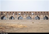 پل خواجو به خاطر معماری و تزئینات کاشی‌کاری آن از دیگر پل‌های زاینده رود مشهورتربوده و امروزه به دلیل جاری نبودن زاینده رود جلوه خود را از دست داده است.