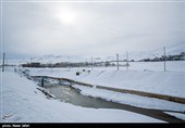 آبشار تونل کوهرنگ در نزدیکی شهرستان چلگرد، از توابع شهرستان کوهرنگ، در استان چهارمحال و بختیاری قرار دارد و یکی از سرچشمه‌های رودهای کارون و زاینده رود به‌شمار می‌رود.