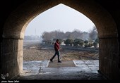 پل خواجو به خاطر معماری و تزئینات کاشی‌کاری آن از دیگر پل‌های زاینده رود مشهورتربوده و امروزه به دلیل جاری نبودن زاینده رود جلوه خود را از دست داده است.