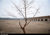 سی و سه پل اصفهان که در زمان صفویان بنا شده است و امروزه با خشکی زاینده رود در معرض فرسایش قرار گرفته است.