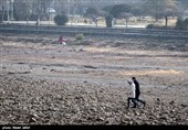 پل خواجو به خاطر معماری و تزئینات کاشی‌کاری آن از دیگر پل‌های زاینده رود مشهورتربوده و امروزه به دلیل جاری نبودن زاینده رود جلوه خود را از دست داده است.