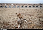 سی و سه پل اصفهان که در زمان صفویان بنا شده است و امروزه با خشکی زاینده رود در معرض فرسایش قرار گرفته است.