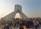 اجرای گروه موسیقی ملل افغانستانی‌ در محوطه برج آزادی + فیلم