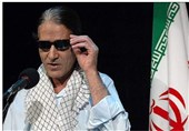 اعطای نشان درجه یک هنری به قادر طهماسبی در حاشیه اختتامیه جشنواره شعر فجر
