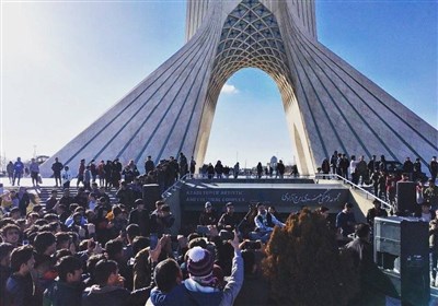 موسیقی ملل افغانی و تاجیکی در محوطه برج آزادی اجرا شد