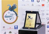 اهدا جایزه ملی برترین و تأثیرگذارترین روابط‌عمومی در معرفی خدمات بانکی به بانک پاسارگاد