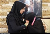بوسه همسر شهید طهرانی مقدم بر دست سپیده بابایی نایب قهرمان رقابت‌های کشتی آلیش آسیا
