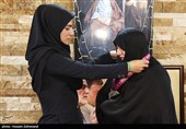 سپیده بابایی مدال نقره رقابت‌های کشتی آلیش آسیا خود را بر گردن همسر شهید طهرانی مقدم می اندازد 